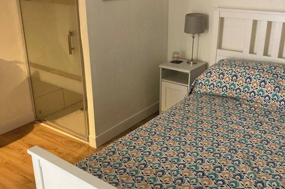 Located in a historic village, this room is ideal for seeing the region. in Varen, Massif Central