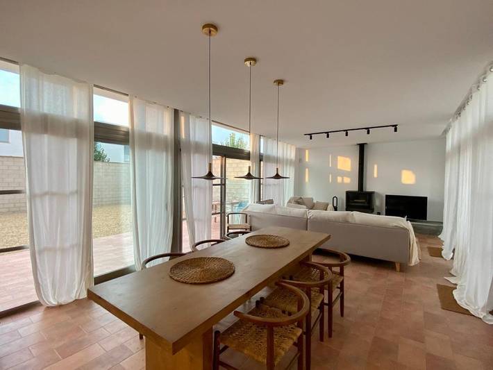 Location de vacances pour 6 personnes, avec piscine ainsi que vue et jardin dans Poble Nou Del Delta - 2