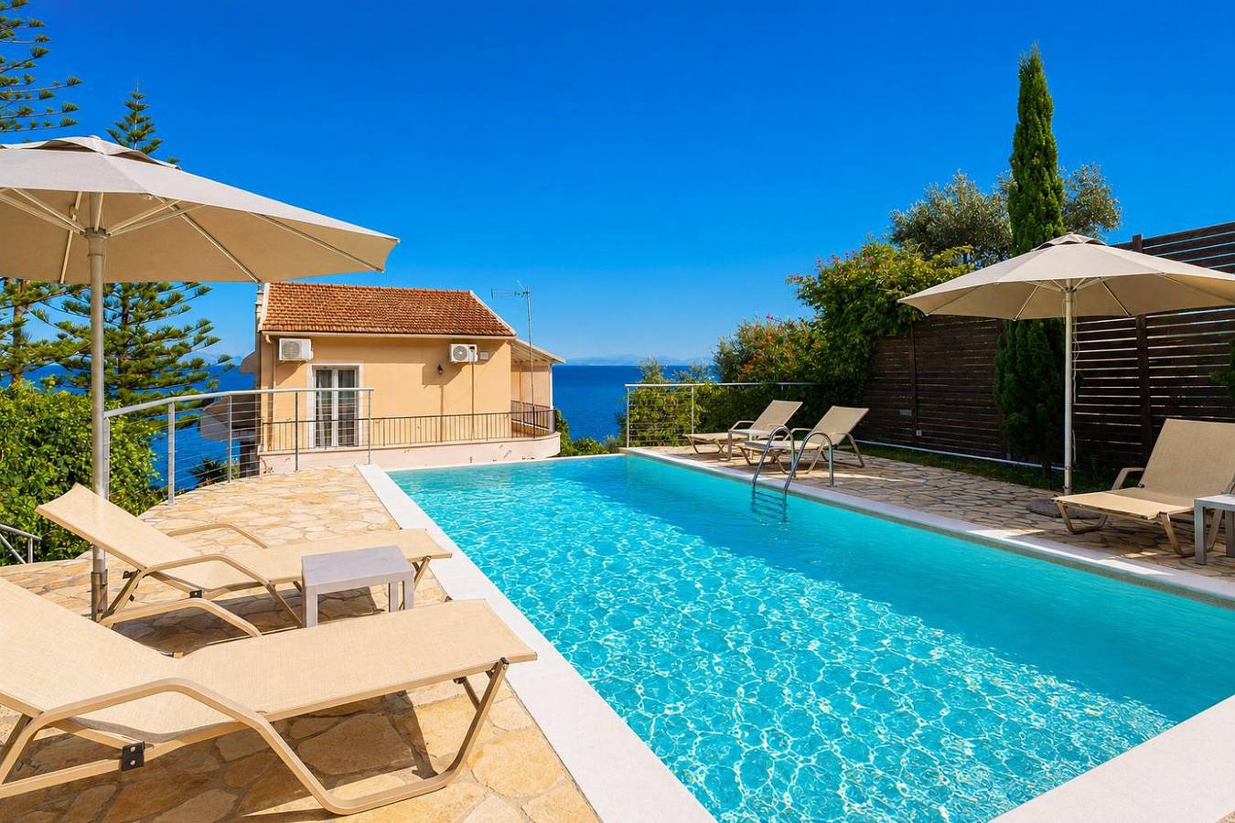 Villa für 6 Personen mit Terrasse in Benitses, Corfu, Korfu