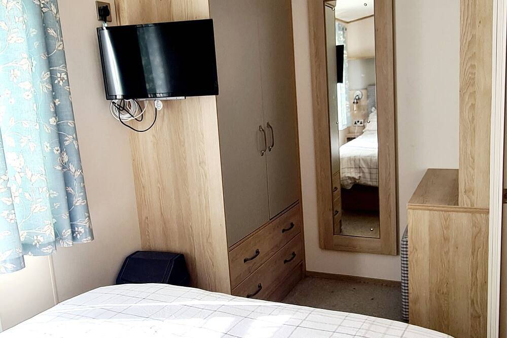 Family-Friendly 6-berth caravan with onsite leisure facilities. in St Margaret's at Cliffe, Kent