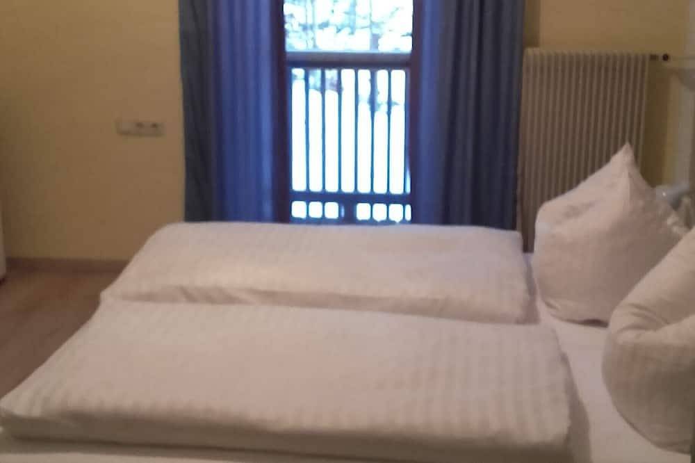 Ganze Wohnung, Geräumiges 2-Raum-Appartement (40qm) mit Balkonzugang und kostenfreiem Wlan in Bad Königshofen i.Grabfeld, Franken