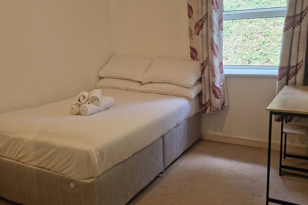 Entire apartment, Tidy, Spacious & Quiet 2Bd on Edge of Cork City in Cork, County Cork