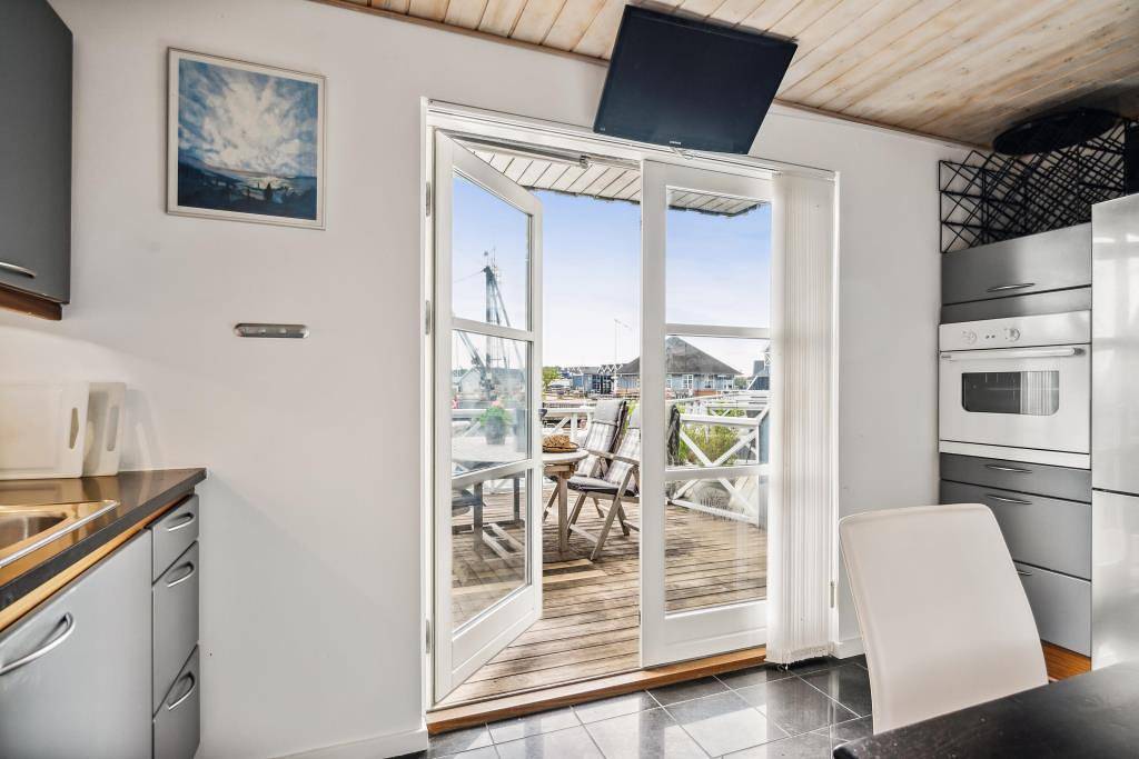 Hyggeligt feriehus direkte ved Grenaa Lystbådehavn med terrasser ud til vandet – tæt på Kattegatcentret, strand og byens caféer. in Grenaa, Djursland