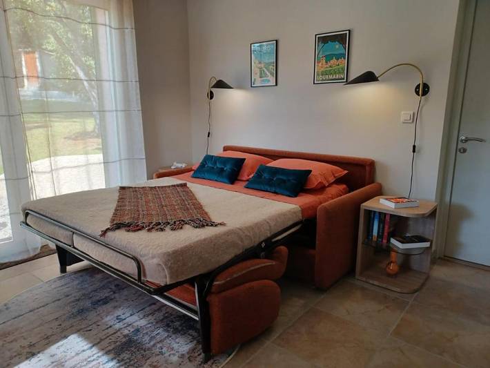 Location de vacances pour 2 personnes, avec vue et piscine ainsi que terrasse et jardin à Lauris - 2