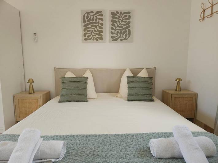 Gîte pour 2 personnes, avec vue et terrasse à Beaumettes - 2