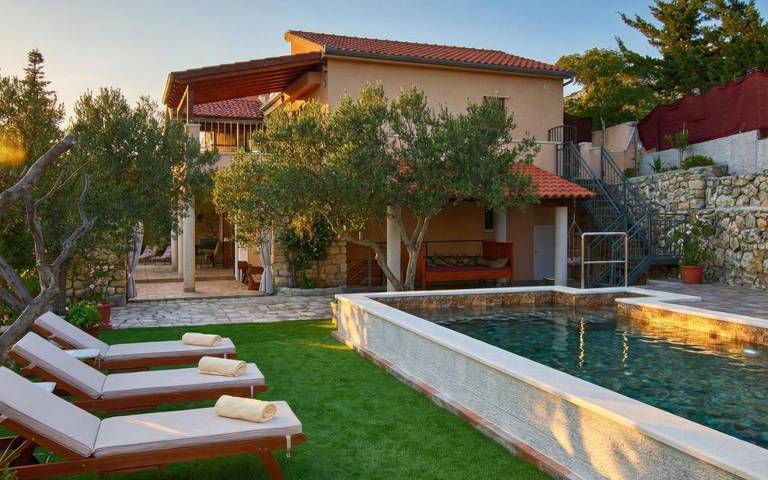 Villa pour 8 personnes, avec jardin ainsi que vue et piscine, animaux acceptés à Šibenik