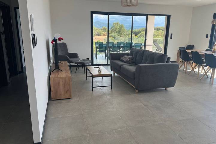 Location de vacances pour 15 personnes, avec jardin à Bastelicaccia