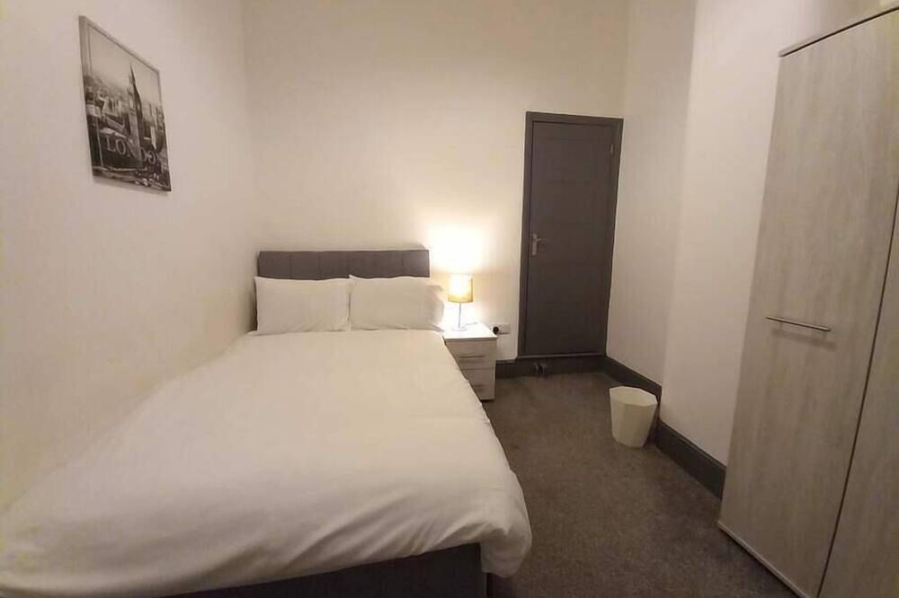 Stunning 4 Br Hanley House in Stoke-on-Trent, Midlands