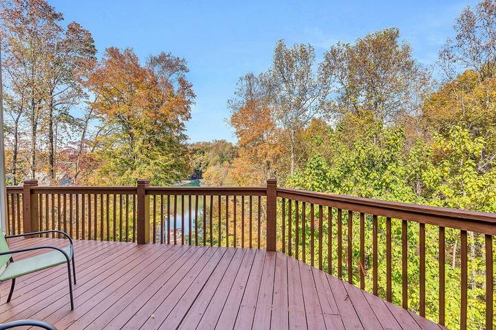 Vacation rental for 10 people, with hot tub and yard as well as terrace in Smith Mountain Lake