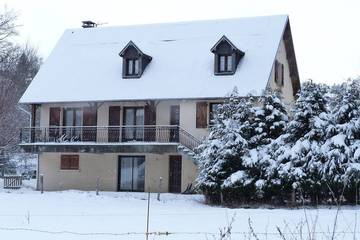 Location de vacances pour 14 personnes, avec balcon et jardin à Saint-Sauves-d'Auvergne