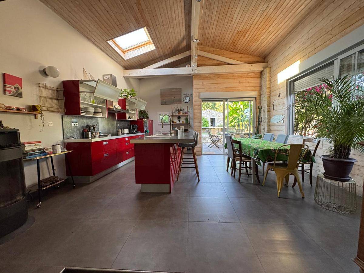 Marais Inn- grande longère avec piscine et jardin arboré , Marais Poitevin in Sansais, Région de Niort