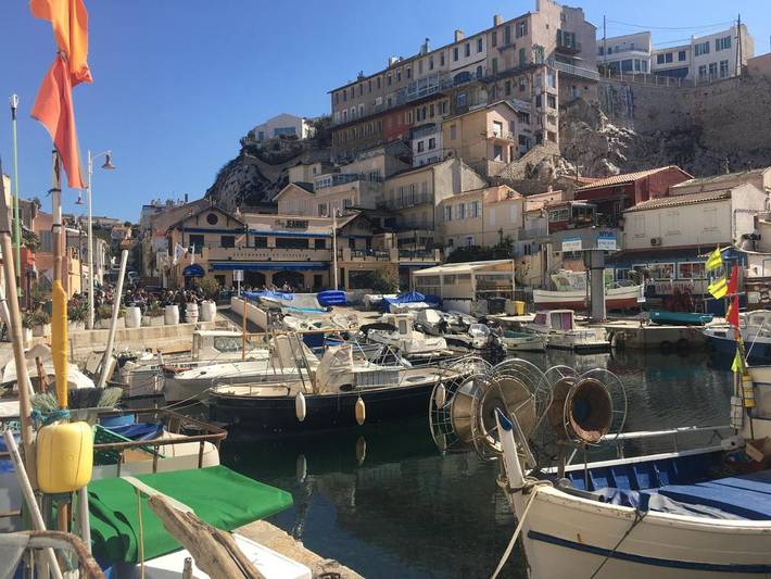 Location de vacances pour 9 personnes, avec vue sur le lac ainsi que vue et balcon, adapté aux familles dans Port du Vallon des Auffes - 2