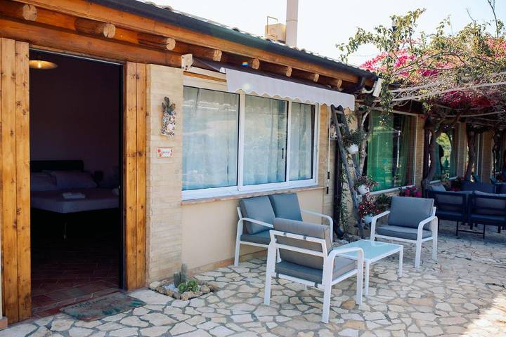 Location de vacances pour 2 personnes, avec Terrasse et Jardin ainsi que Piscine et Vue à Mazzarino - 2