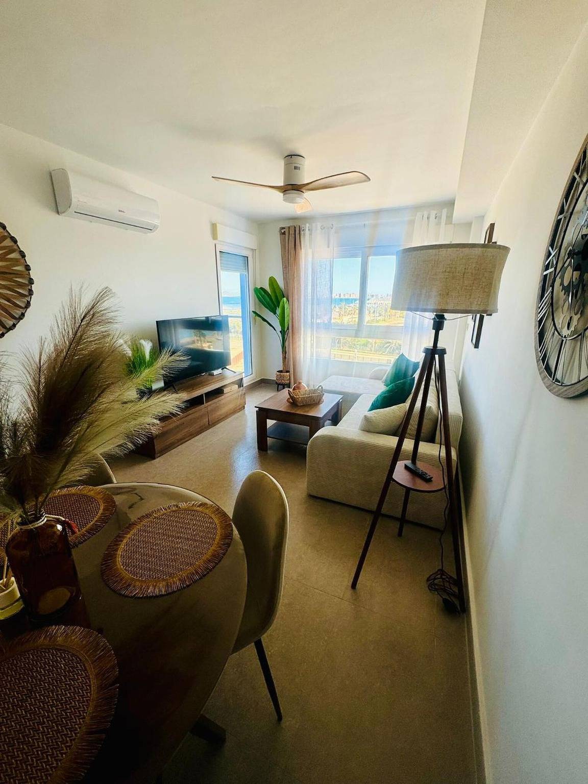 Apartamento entero, Apartamento 'Sea Breeze Ii La Manga' con vistas al mar, wifi y aire acondicionado in Playa del final de la manga (La Manga), San Javier