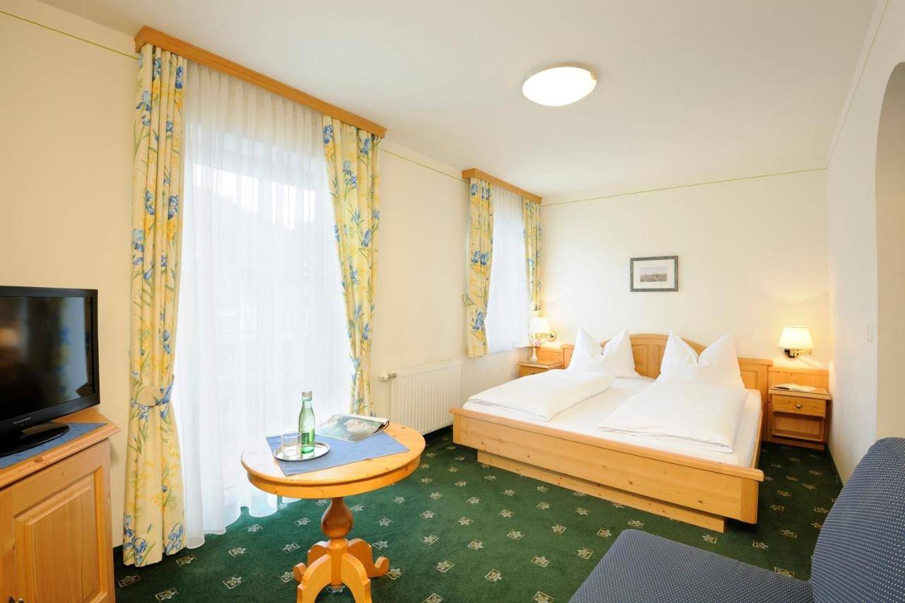 Classic Double Room with Balcony in Fuschl am See, Bezirk Salzburg-Umgebung