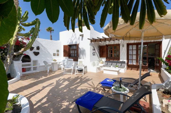 Entire apartment, Holiday Apartment Puerto Chico C by Beach with Shared Pool & Wi-Fi in Playa Blanca, Yaiza