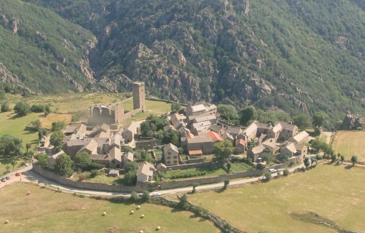 Gîte pour 4 personnes, avec balcon ainsi que vue et jardin dans Château de La Garde-Guérin