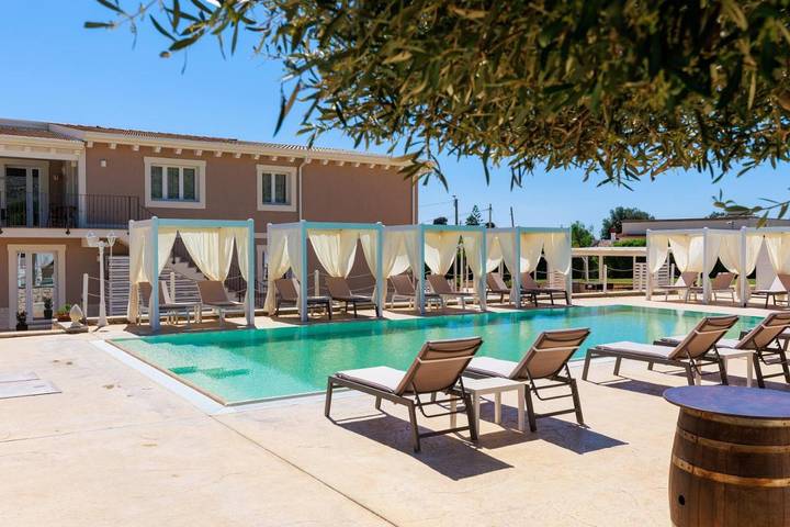 Chambre d’hôte pour 4 personnes, avec Jacuzzi et Terrasse ainsi que Jardin et Piscine à Avola
