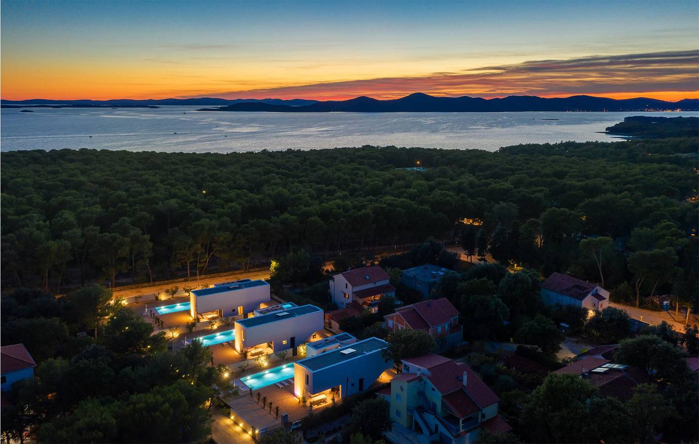 Gemütliche 250 m² große Ferienwohnung mit Pool, WLAN und Küche – 1,5 km vom Strand entfernt in Pakostane, Zadar