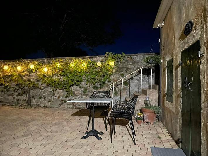 Location de vacances pour 2 personnes, avec terrasse ainsi que vue et jardin à Colombier-en-Brionnais