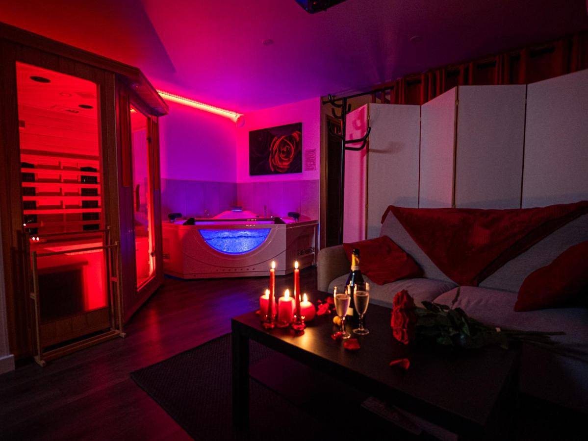 Appartement entier, Nuit Défendue - Jacuzzi, sauna & expérience intime avec pièce secrète in Tournus, Région de Mâcon
