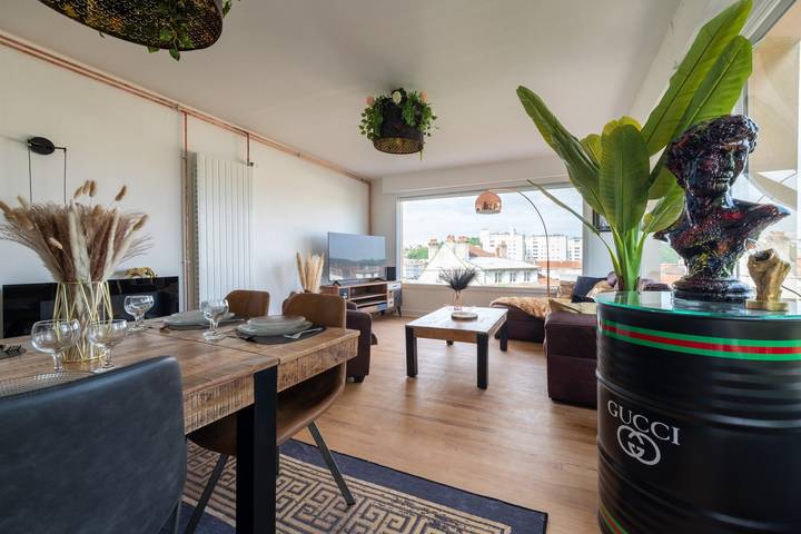 Gîte pour 14 personnes, avec terrasse ainsi que jardin et jacuzzi