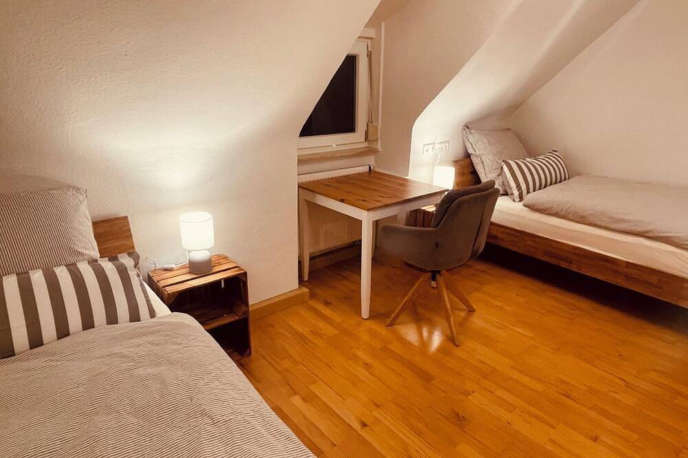 Ganze Wohnung, Giebelglück- 3 Zimmer Dg Wohnung 2 Schlafzimmer, Spielecke, Mini-Balkon, Wlan in Würzburg, Fränkisches Weinland