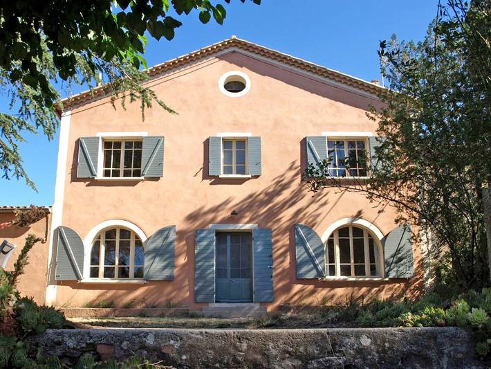Gîte pour 12 personnes, avec terrasse ainsi que jardin et piscine