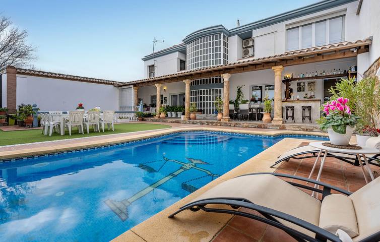 Casa de vacaciones para 15 personas, con terraza y jardín además de jacuzzi y piscina - 1
