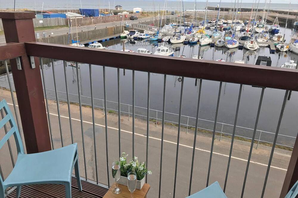 Entire apartment, Two-bedroom flat overlooking Nairn Harbour, close to facilities in Nairn, Highlands