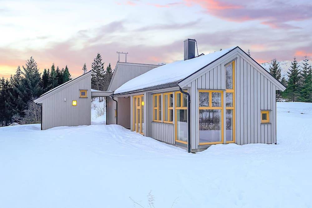 Schönes Haus in Stamsund mit Meerblick in Vestvågøy