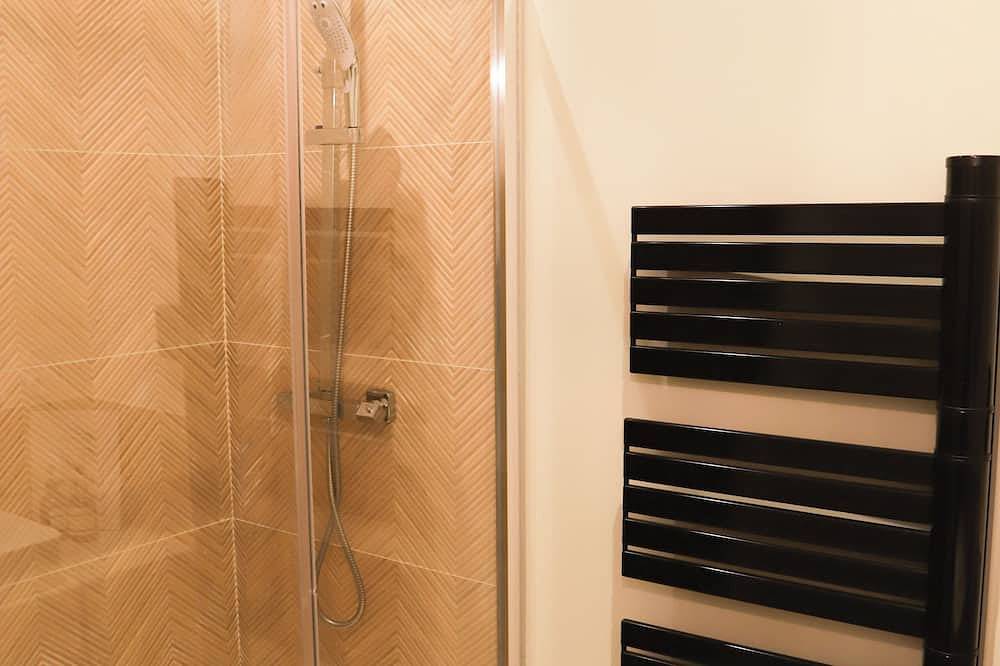 Entire apartment, Suite Serenity Room Spa- Balnéothérapie in Saint-Étienne, Loire