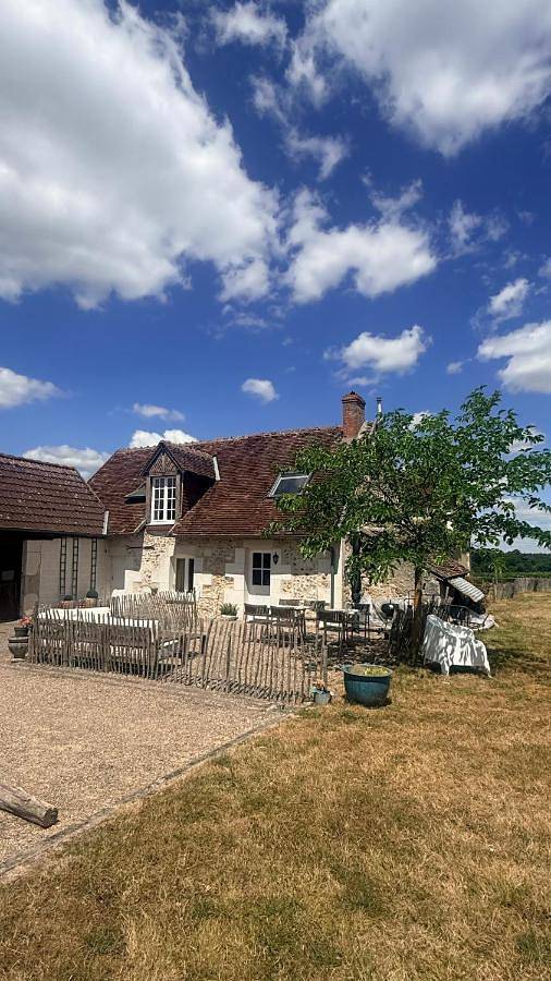 Location de vacances pour 6 personnes, avec vue ainsi que terrasse et jardin à Pouillé