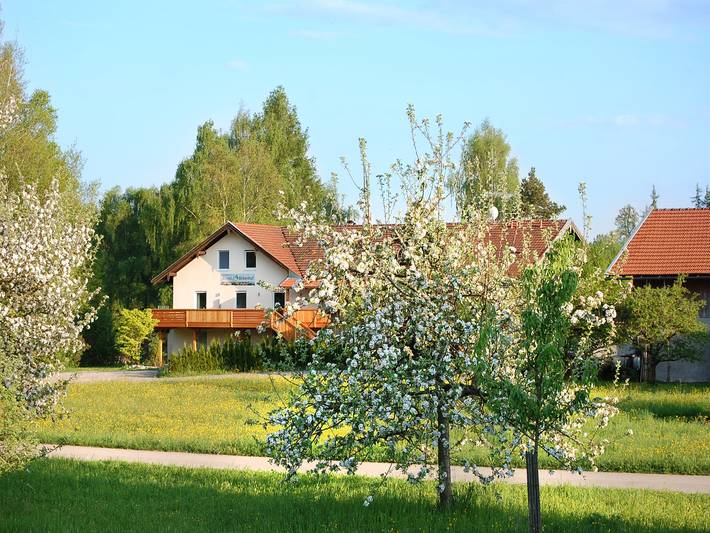Ferienwohnung für 3 Personen, mit Balkon und Terrasse sowie Garten in Taching am See