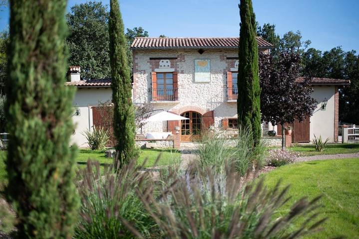 Location de vacances pour 6 personnes, avec Balcon et Terrasse ainsi que Jardin et Piscine à Castelnau-de-Lévis