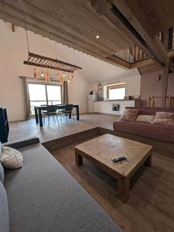 Gîte pour 4 personnes, avec vue et balcon à Chanaz