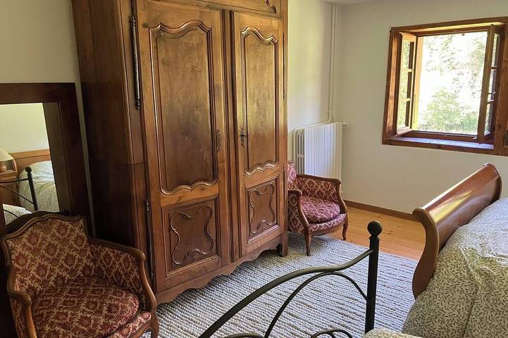 Maison au milieu des champs avec accès direct à la rivière« la Valserine » in Mijoux, Parc naturel régional du Haut-Jura