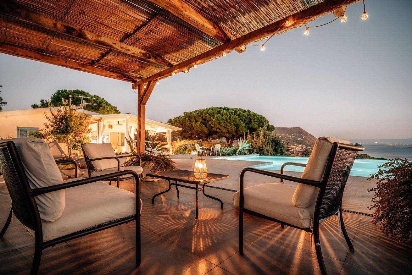 Villa Michaela, atemberaubende unabhängige Villa mit Infinity-Pool in Faro Capo Vaticano, Vibo Valentia Provinz