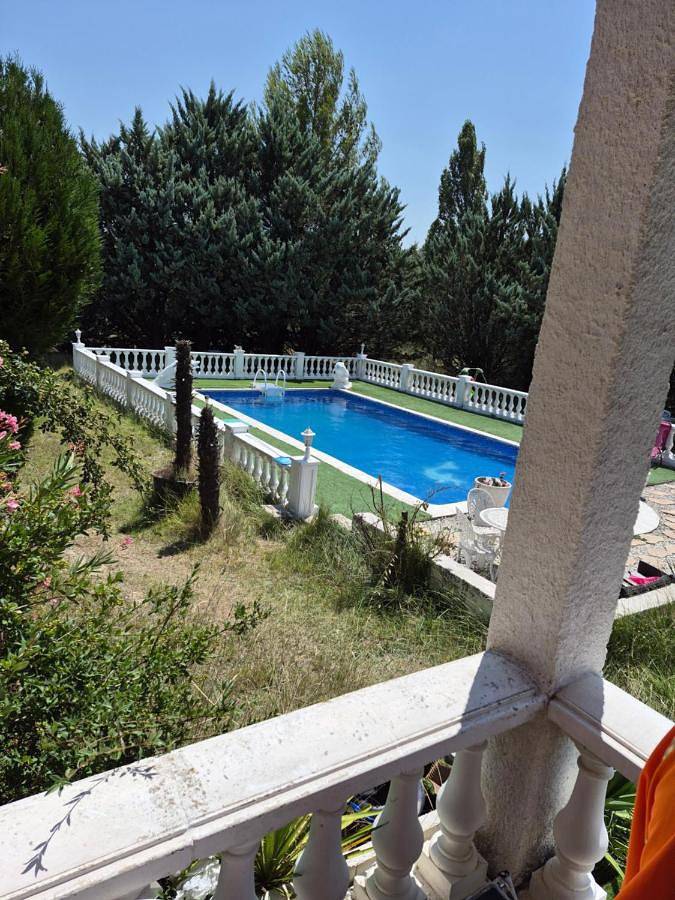 Location de vacances pour 5 personnes, avec Terrasse ainsi que Piscine et Vue à Montlaux