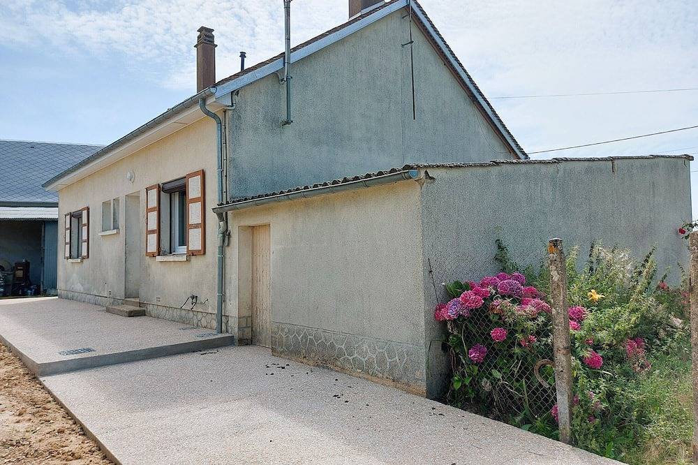 Maison familiale au calme avec jardin et barbecue in Saumeray, Région de Châteaudun
