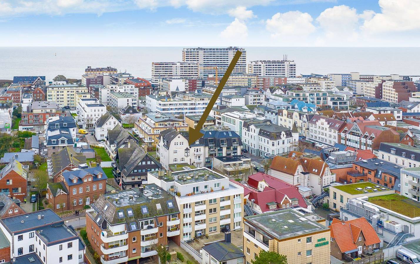 Ganze Wohnung, Genießen Sie  besonderen Charme dieser Wohnung durch die schönen Rundbogenfenster im alten Bäderstil in Westerland, Sylt (Gemeinde)