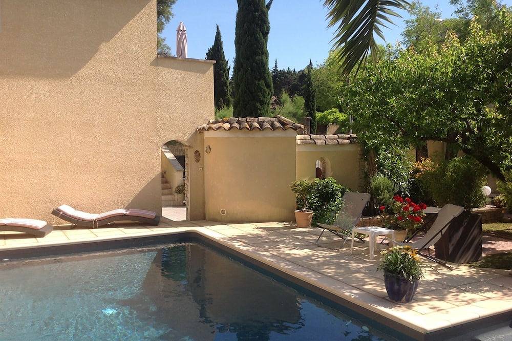 Entire apartment, At the heart of the village, calm, relaxation and comfort ... in Jonquerettes, Vaucluse
