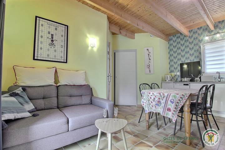 Gîte pour 2 personnes, avec Terrasse ainsi que Jardin et Vue à Kermaria-Sulard