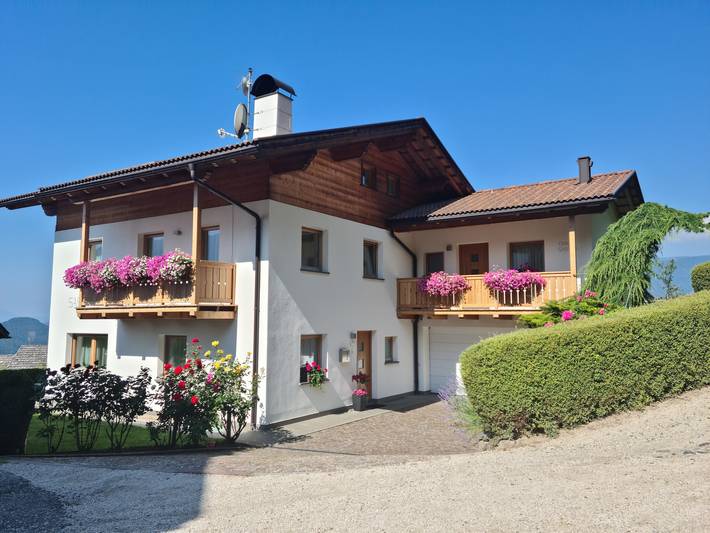 Appartamento intero, Appartamento vacanze 'Sassun' con vista montagne, giardino e Wi-Fi in Ceves - Tschöfas, Laion