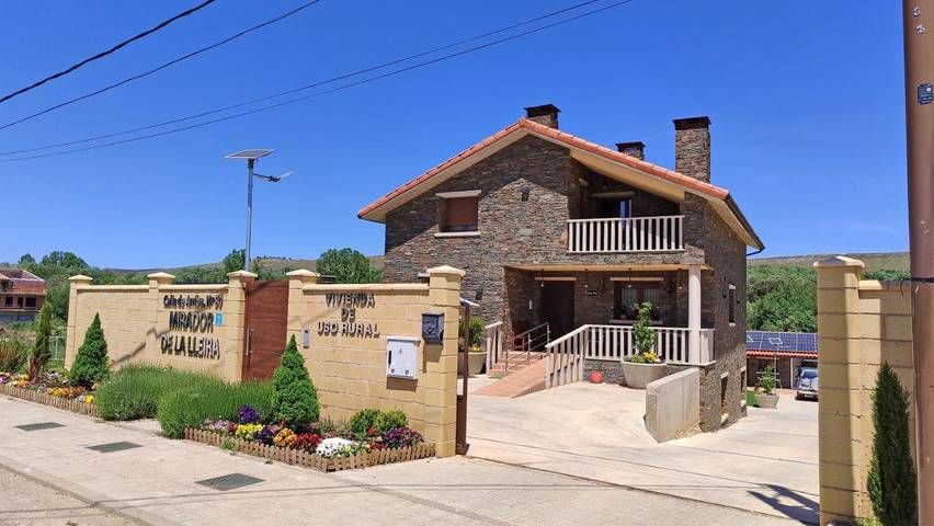 Casa rural para 4 personas, con Terraza y Jacuzzi además de Jardín y Piscina en La Carballeda