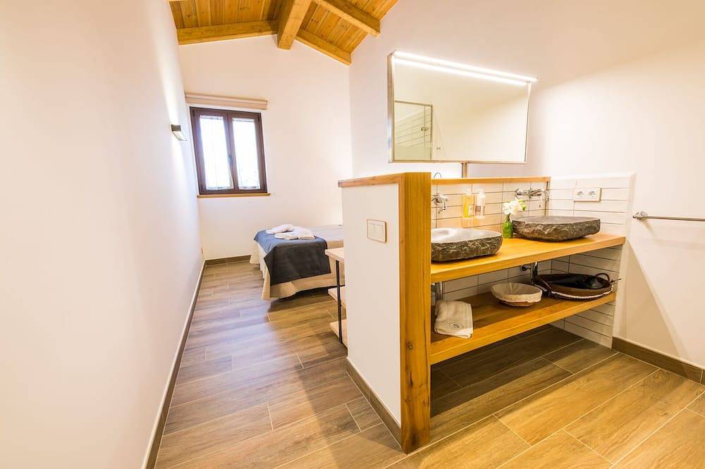 Masia De Dalt in San Juan de las Abadesas, Pirineo Catalan