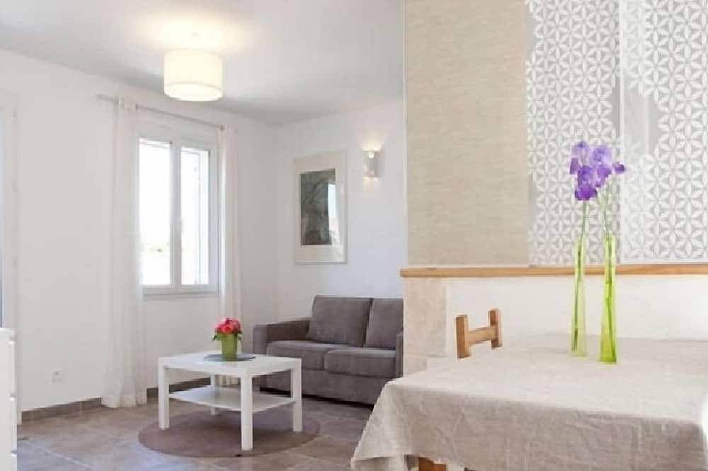Entire apartment, Charming studio, quiet, patio, 2-4p in Fontvieille, Arles region