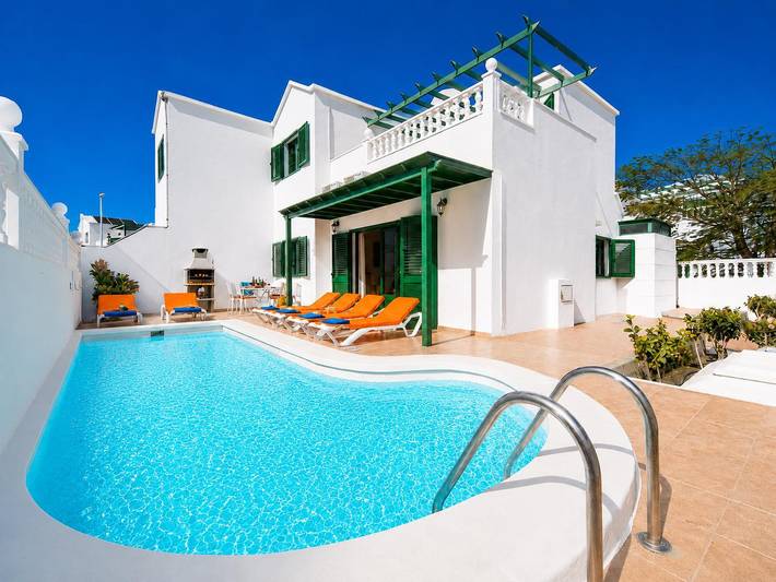 Cheap villa for 6 people, with Ocean view and Balcony as well as Terrace and Garden in Puerto del Carmen