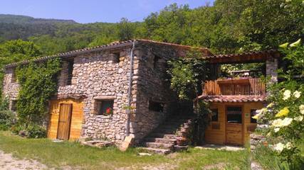 Gîte pour 8 personnes, avec terrasse et piscine ainsi que vue et jardin à Barrême