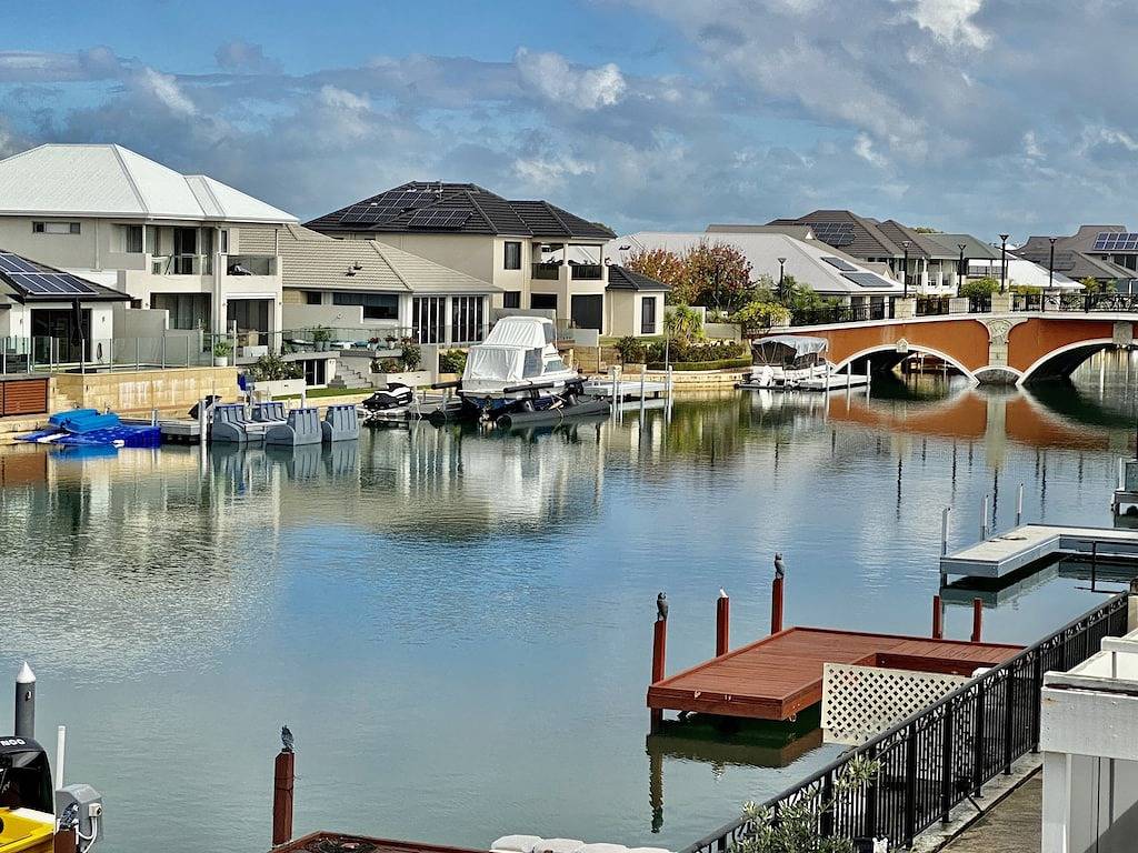 “Waterlily House” - Luxury Mandurah Canal Holiday Home - Jetty, Bbq, Sleeps 14 in Mandurah, Western Australia